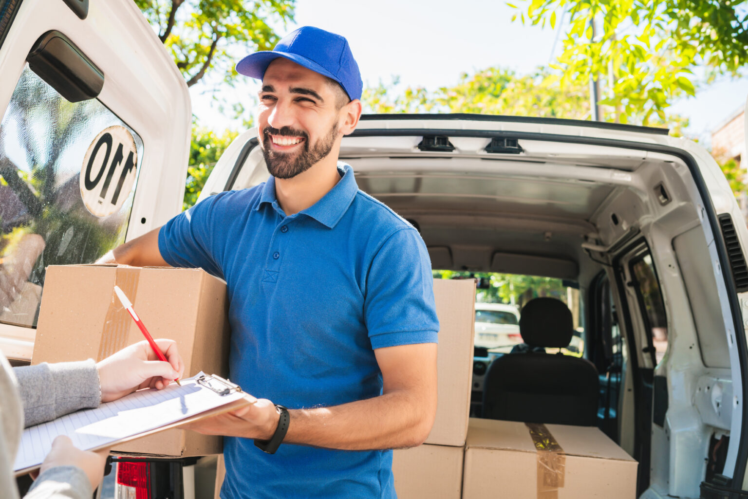 Посредники авто. Delivery Office. Delivery man to Door 4k. Delivery man gives Box to woman.